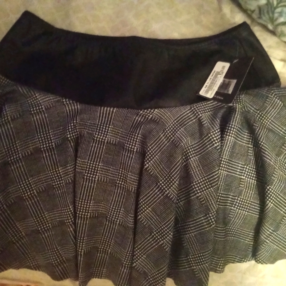 Stylish Black and Gray Plaid Skirt, New With Tag, Small